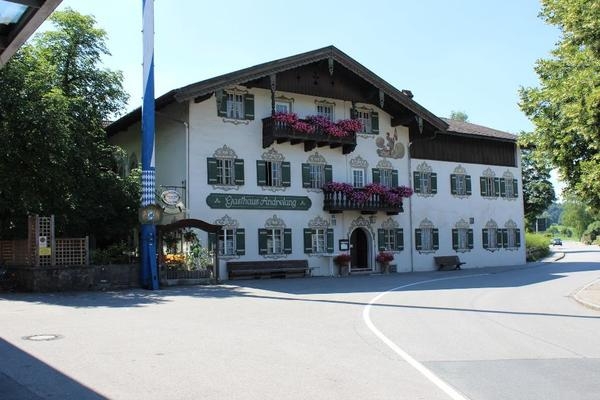 traditionell-bayrisches-gasthaus-foto-bild-113861349 (1)